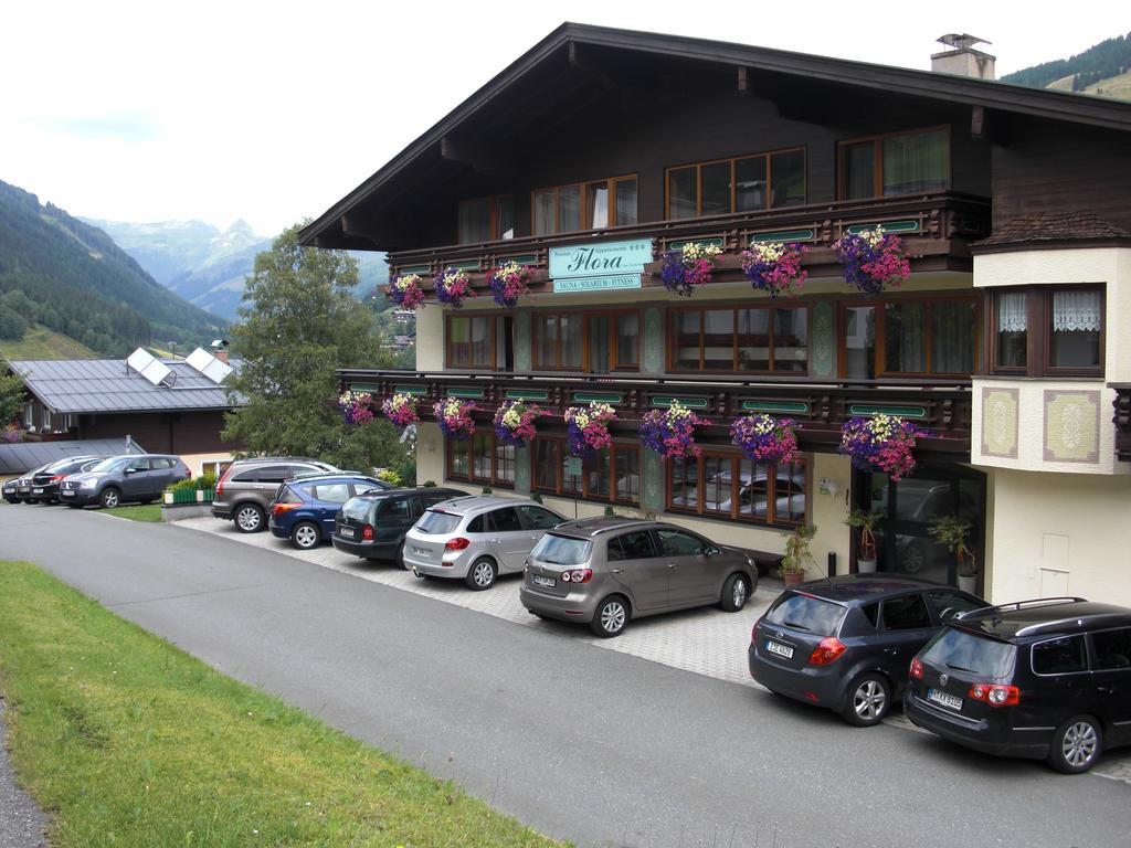 Hotel-Pension Flora Saalbach-Hinterglemm Exterior photo